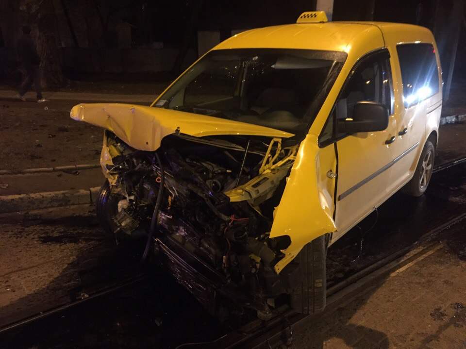 Во Львове произошло ДТП с участием автомобиля службы такси (Фото) (Видео)
