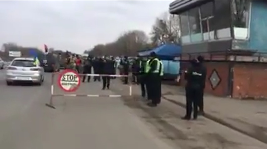 Между АТОшниками и полицией с автоматами произошла потасовка на КПП в Харькове (видео)