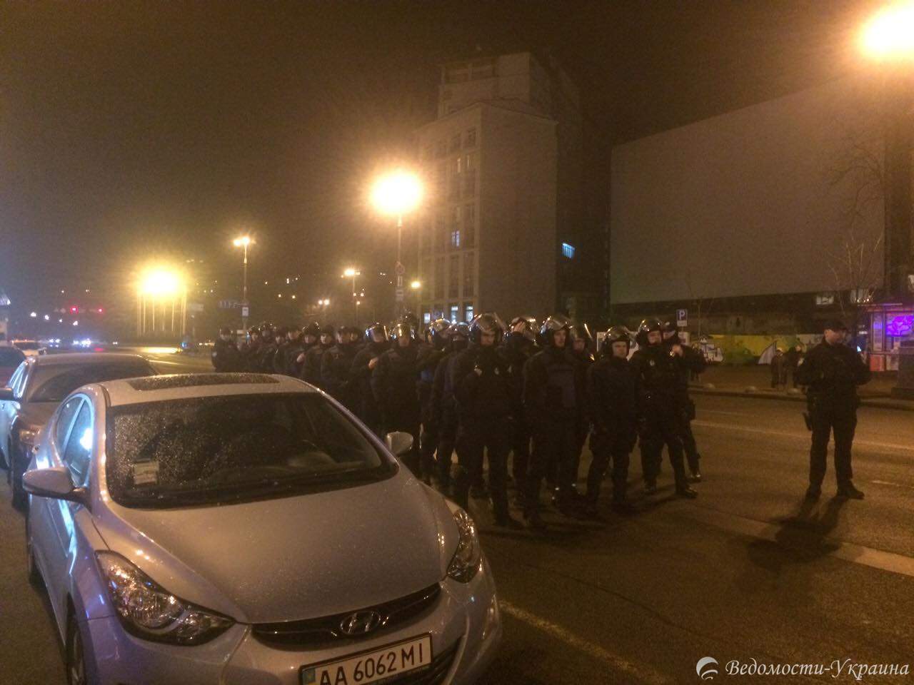Силовики оттесняют пикетчиков, которые пытаются пробиться к зданию "Альфа банка" в Киеве (видео)