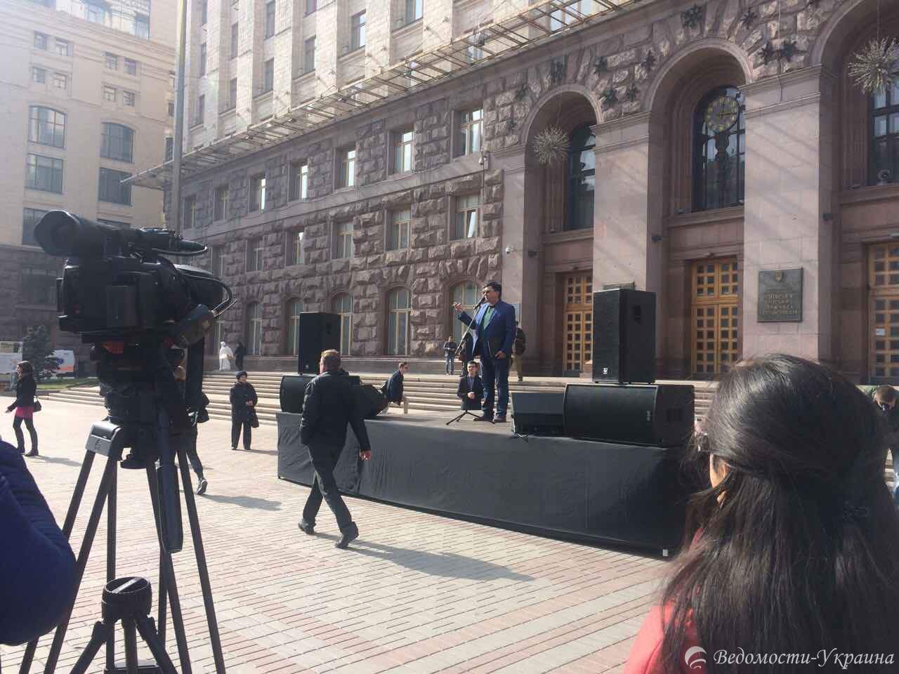 Под зданием Киевской городской рады протестующие требуют Кличко отремонтировать дороги (фото, видео)