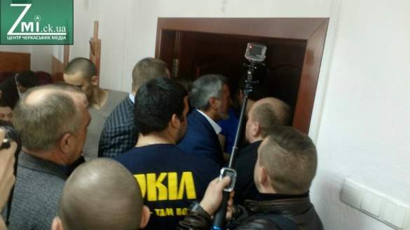 В Черкассах депутатов заблокировали в зале заседаний