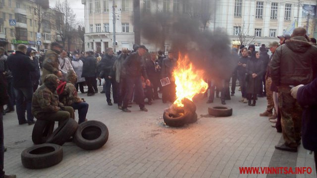 Винницкие активисты жгли шины и требовали увольнения руководства силовых структур