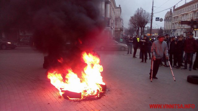Винницкие активисты жгли шины и требовали увольнения руководства силовых структур
