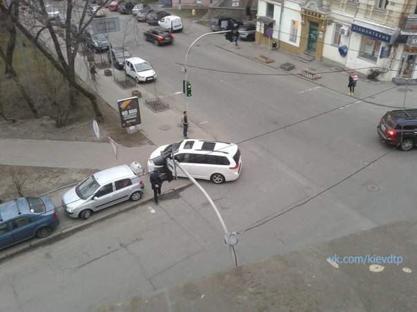Киевский "мастер парковки"создал аварийную ситуацию на дороге 