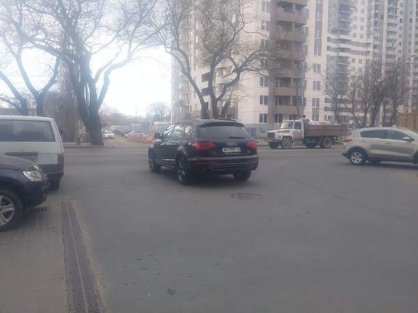 Одесский "бог парковки"  припарковался посреди дороги 