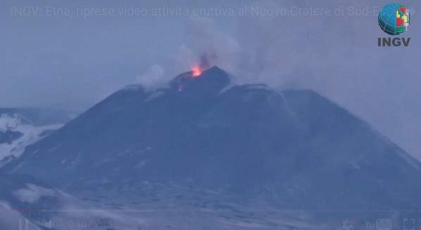 На острове Сицилия наибольший вулкан европейского континента начал очередное извержение лавы (видео)