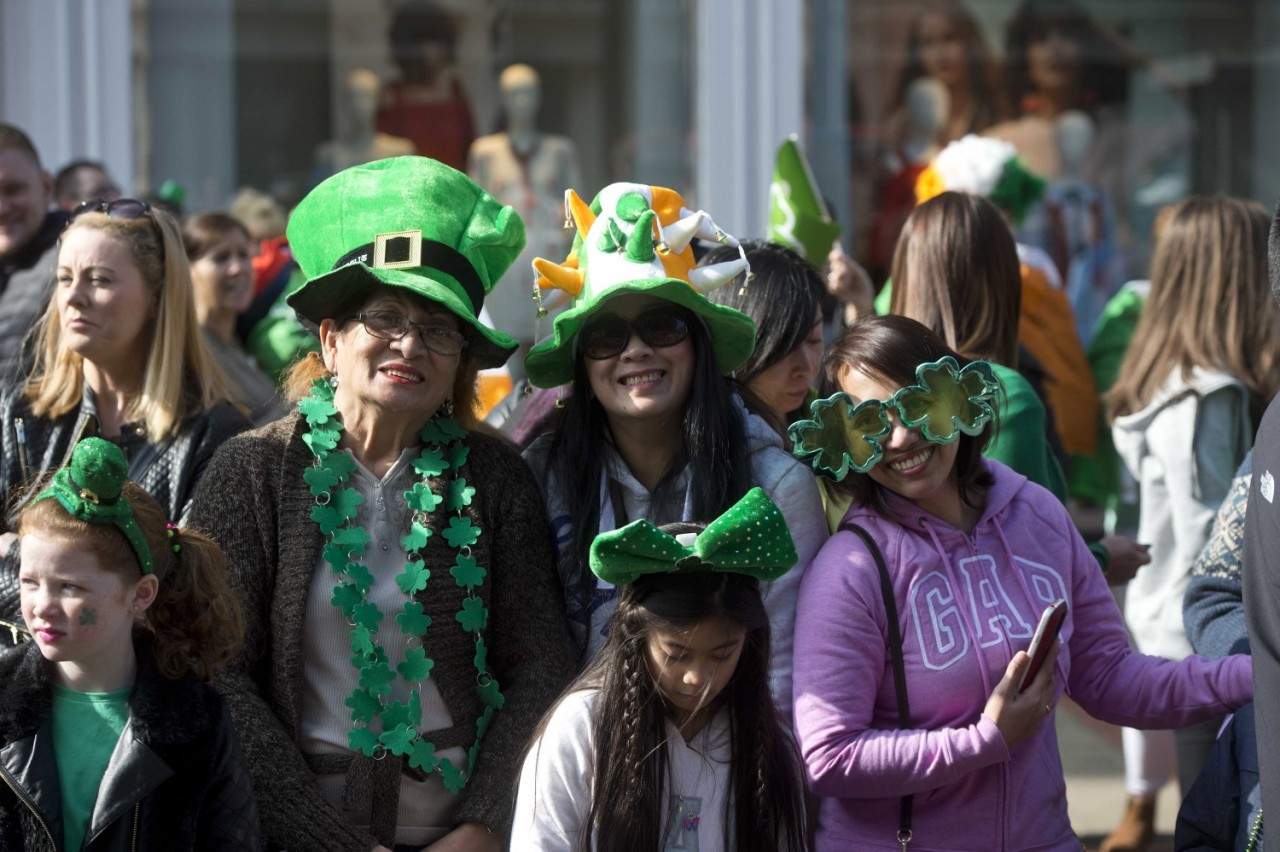 Ирландцы всего мира принарядились в зелёный и вышли на улицы (фото)