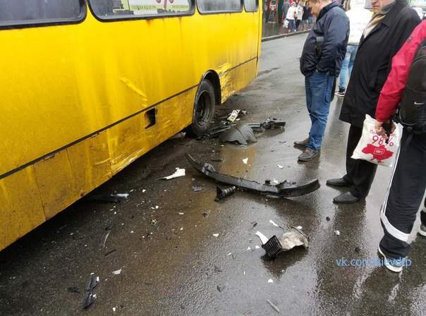В столице легковушка влетела в пассажирский автобус (фото)