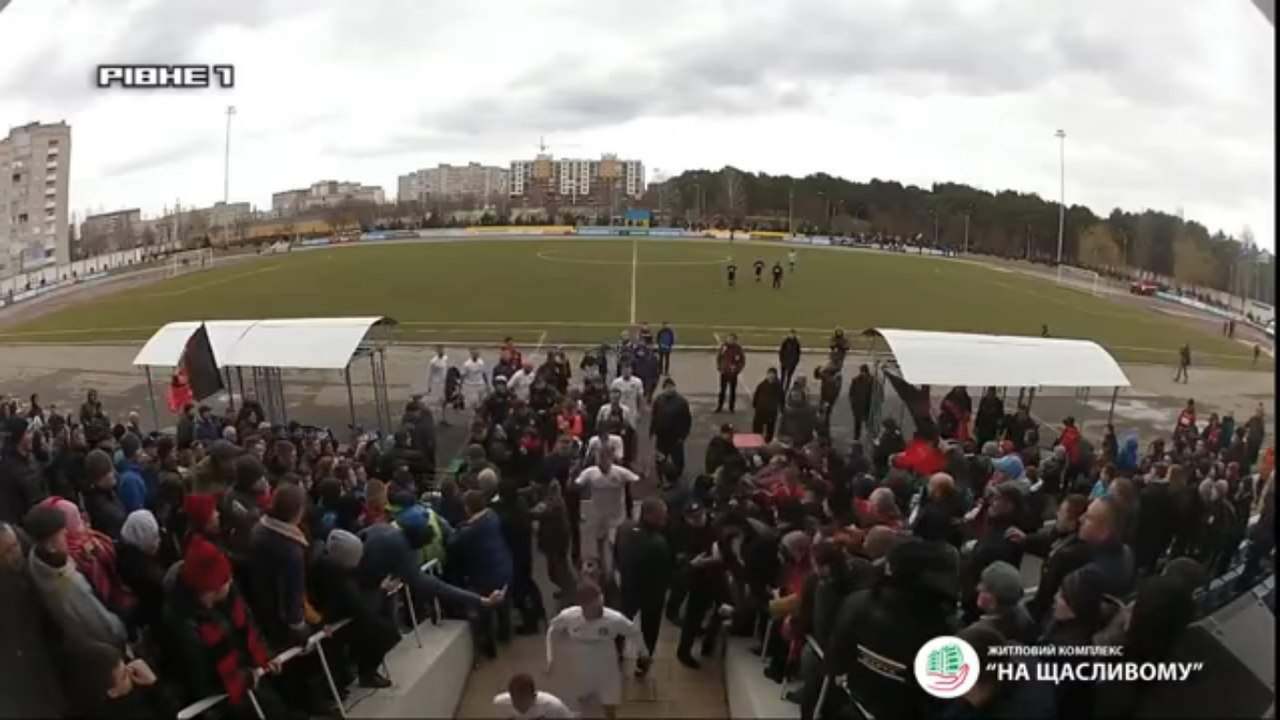 Болельщики ровенского футбольного клуба напали на арбитра после матча (видео)