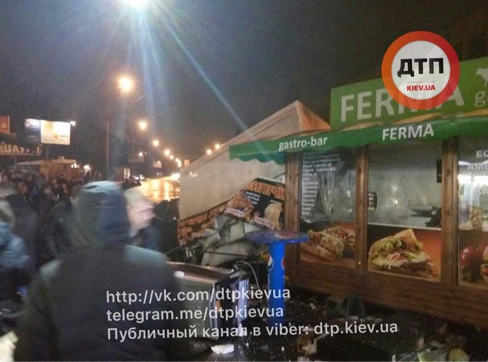 В Киеве девушка на "Audi" влетела в ларек с шаурмой, пострадал продавец (Фото)  