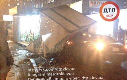 В Киеве девушка на "Audi" влетела в ларек с шаурмой, пострадал продавец (Фото)  