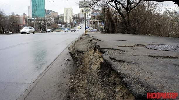 В Киеве в аварийном состоянии  находится Воздухофлотский путепровод (Фото)