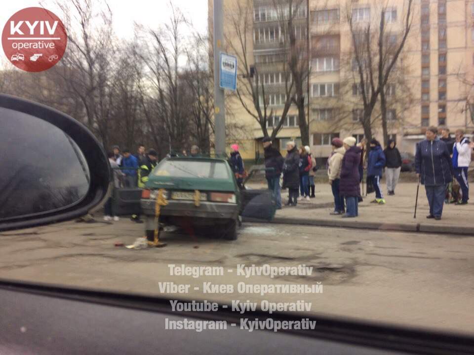 В Киеве водитель "Таврии" не справился с управлением и влетел в столб (фото)