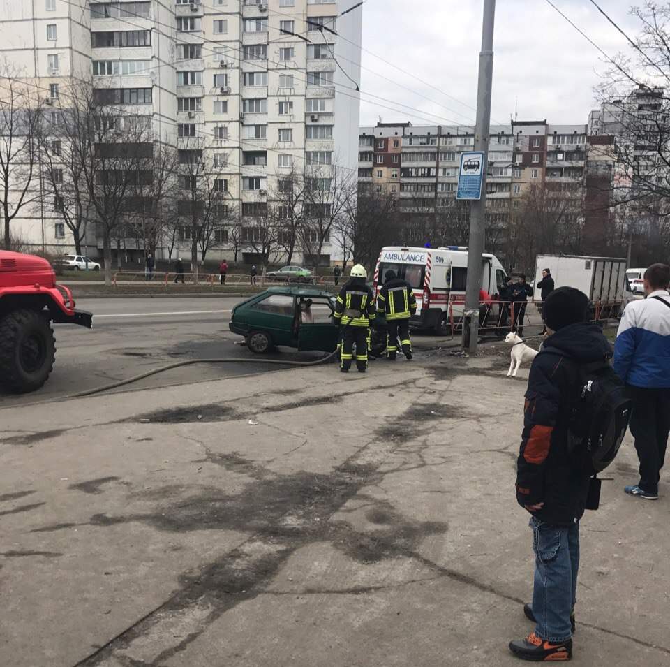 В Киеве водитель "Таврии" не справился с управлением и влетел в столб (фото)