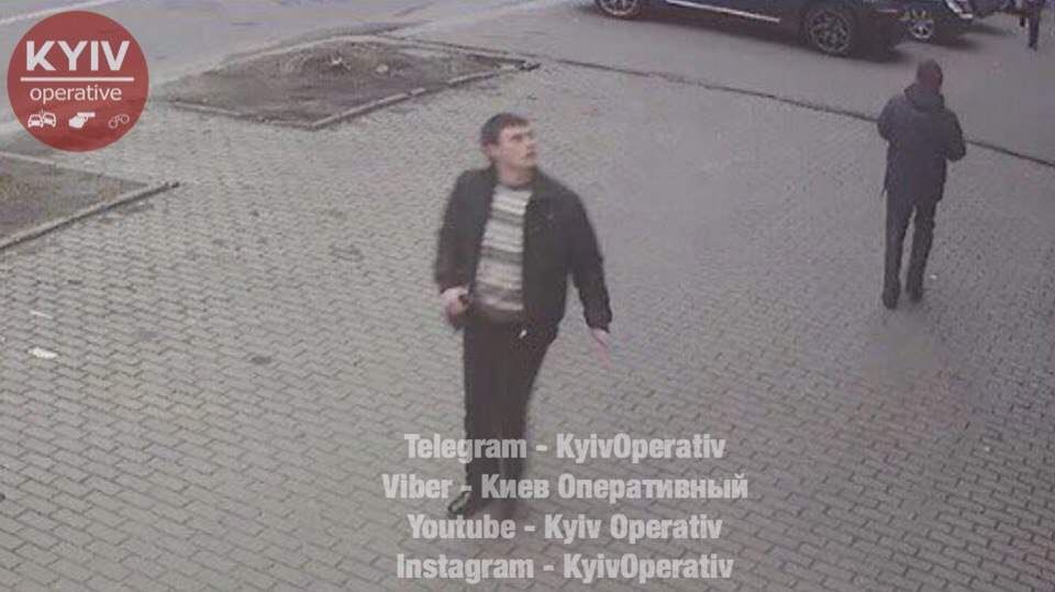 Меховой фетешист: в Киеве мужчина из салона красоты украл шубу (видео)
