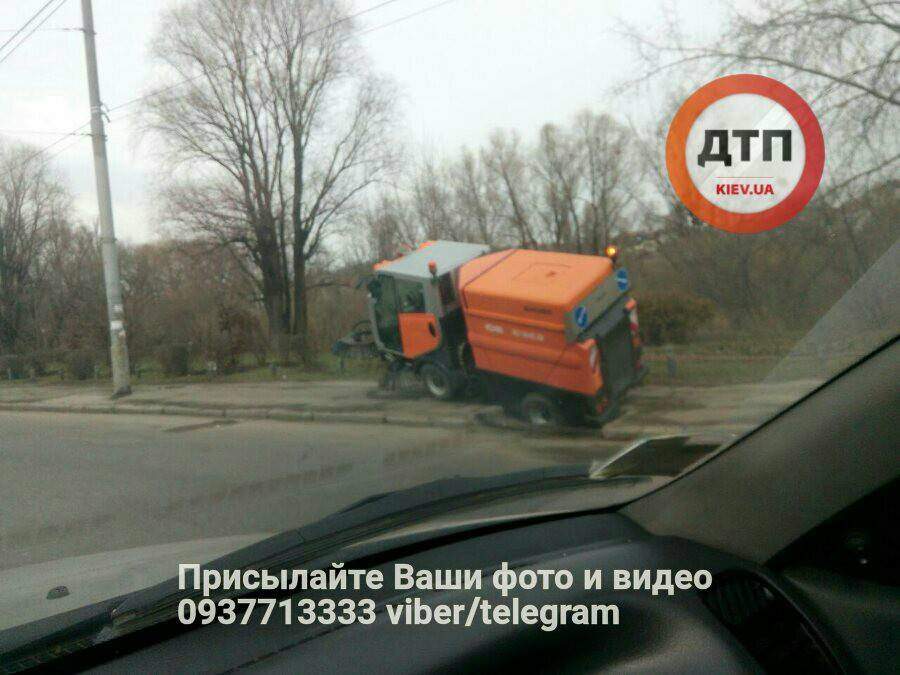 В Киеве машина коммунальщиков провалилась под асфальт (фото)