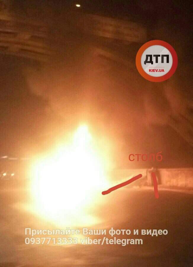 В Киеве автомобиль протаранил столб и взорвался (фото)