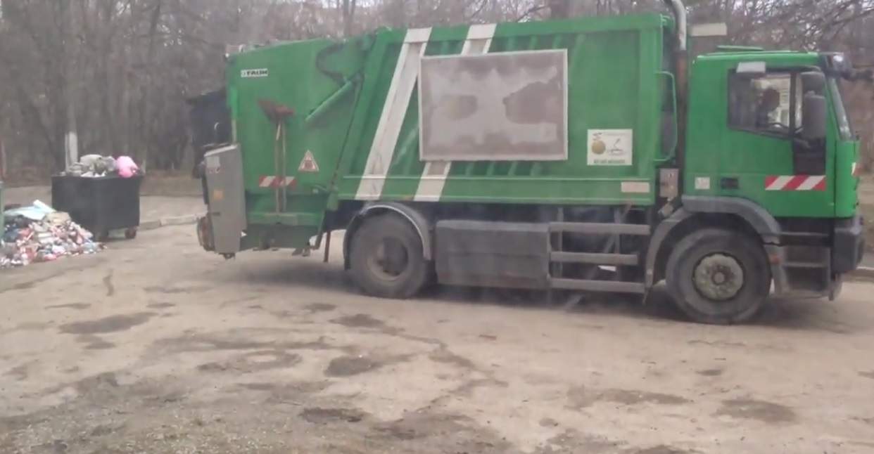 "О чудо!": во Львове начали вывозить мусор, но неизвестно только куда (видео)