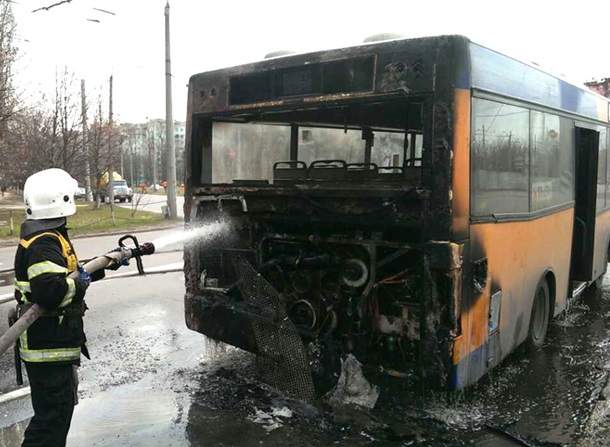 В Полтаве на остановке общественного транспорта огнём занялся троллейбус (фото)