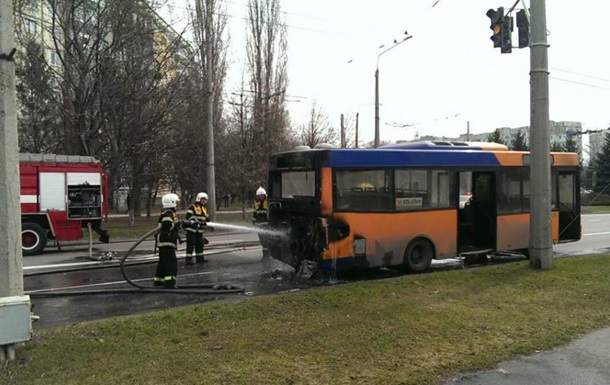 В Полтаве на остановке общественного транспорта огнём занялся троллейбус (фото)