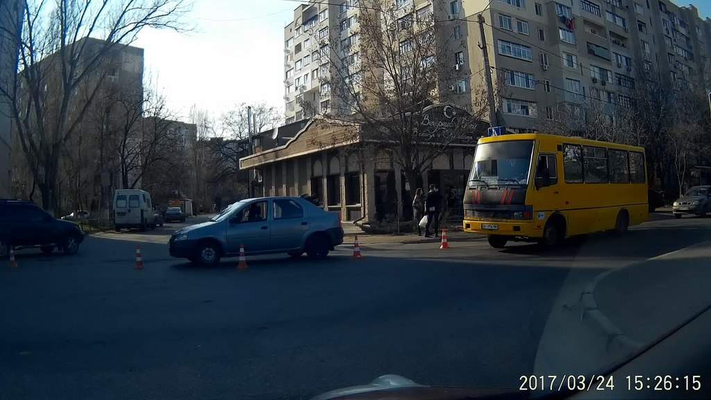 В Одессе под колёса автомобиля попала молодая девушка (фото)
