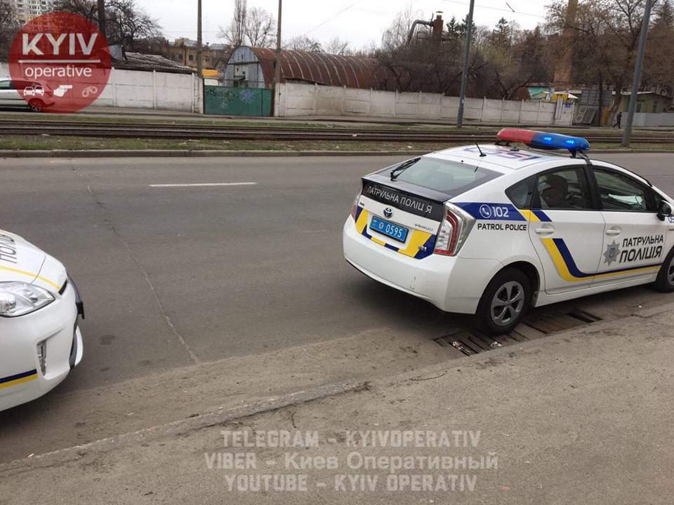 Киевские грабители проникли в дом к пенсионерке и украли сервиз (фото)