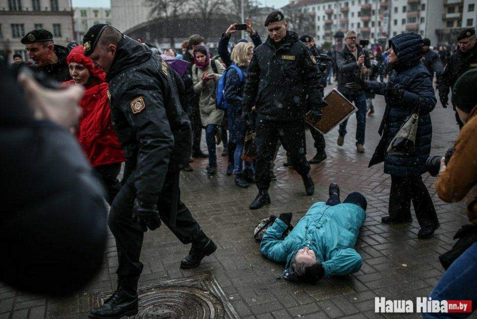Появились новые кадры жёсткого разгона мирных людей в Минске (фото)