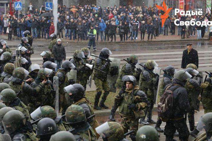 Появились новые кадры жёсткого разгона мирных людей в Минске (фото)
