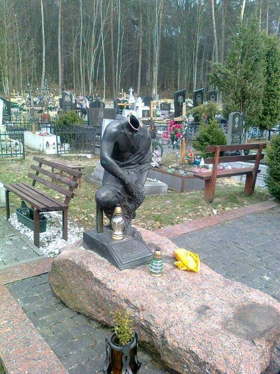 На Львовщине металлоискатели "обезглавили" памятник легендарному местному авторитету (фото)