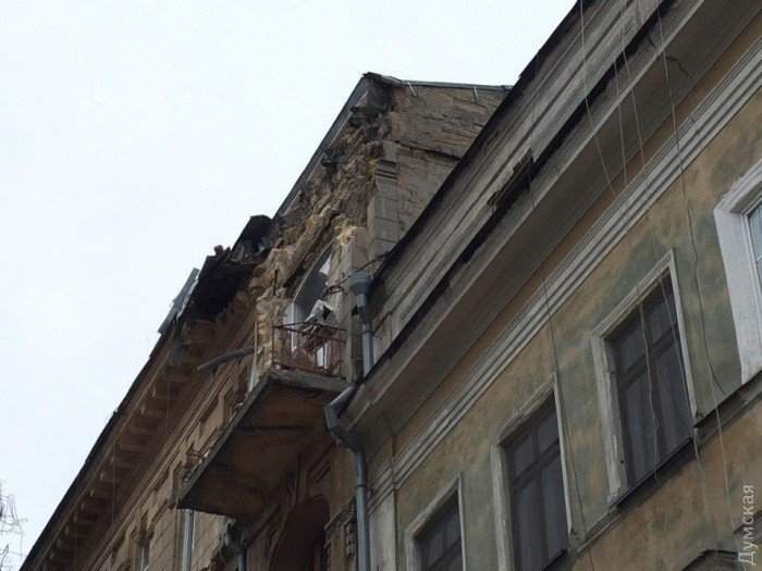 Внезапный обвал дома в Одессе: Огромные камни падали на проезжую часть и тротуар (Фото)