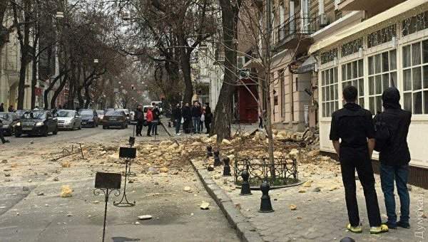 Внезапный обвал дома в Одессе: Огромные камни падали на проезжую часть и тротуар (Фото)