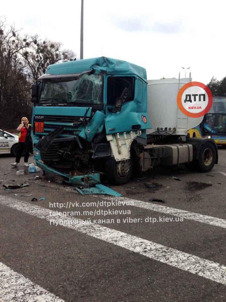 В Киеве произошло кровавое ДТП с пострадавшими (Фото)