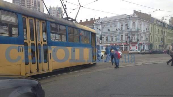 В столице трамвай третий раз сходит с рельсов (Фото)