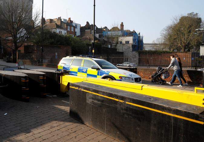После лондонского теракта, в городе возводят барьеры возле Виндзорского замка (фото)