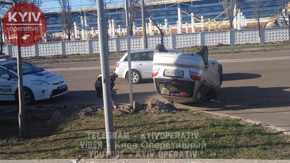 В Киеве произошло пьяное ДТП с опрокидыванием (фото)