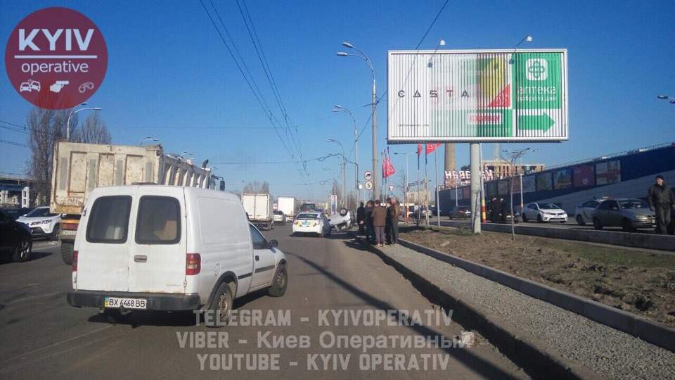В Киеве произошло пьяное ДТП с опрокидыванием (фото)