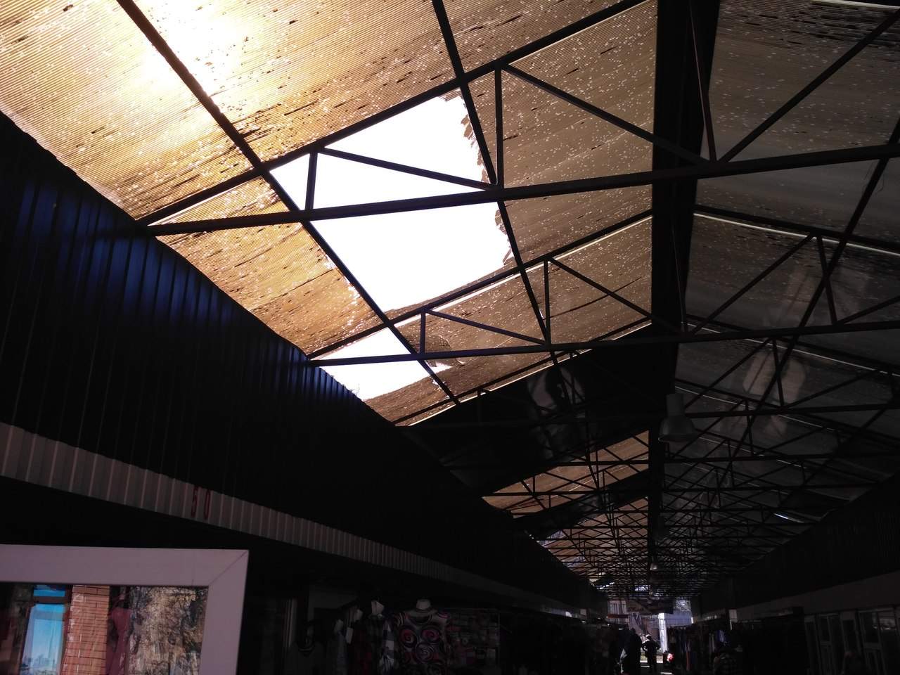В Чернигове из-за сильных порывов ветра сорвало кровлю крыши рынка (фото)
