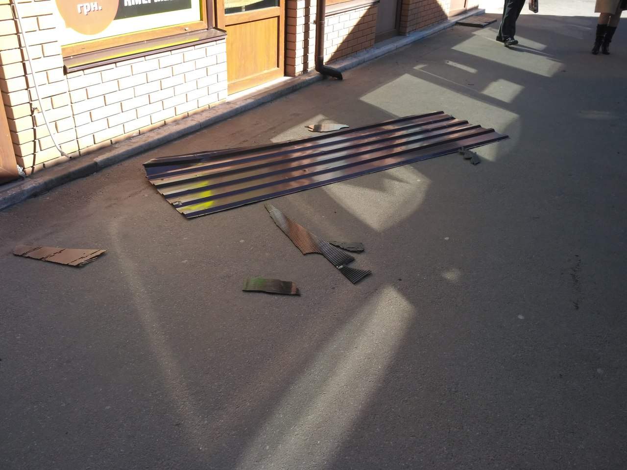 В Чернигове из-за сильных порывов ветра сорвало кровлю крыши рынка (фото)