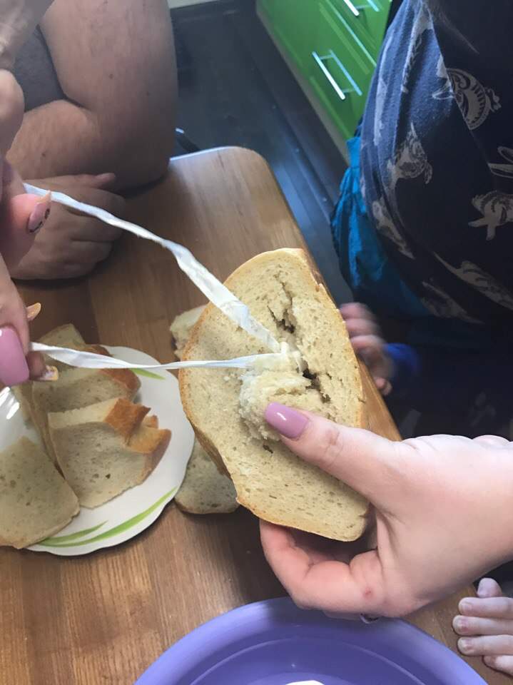 На Одесчине жительница Аккермана обнаружила в хлебе ошмётки целлофана (фото)