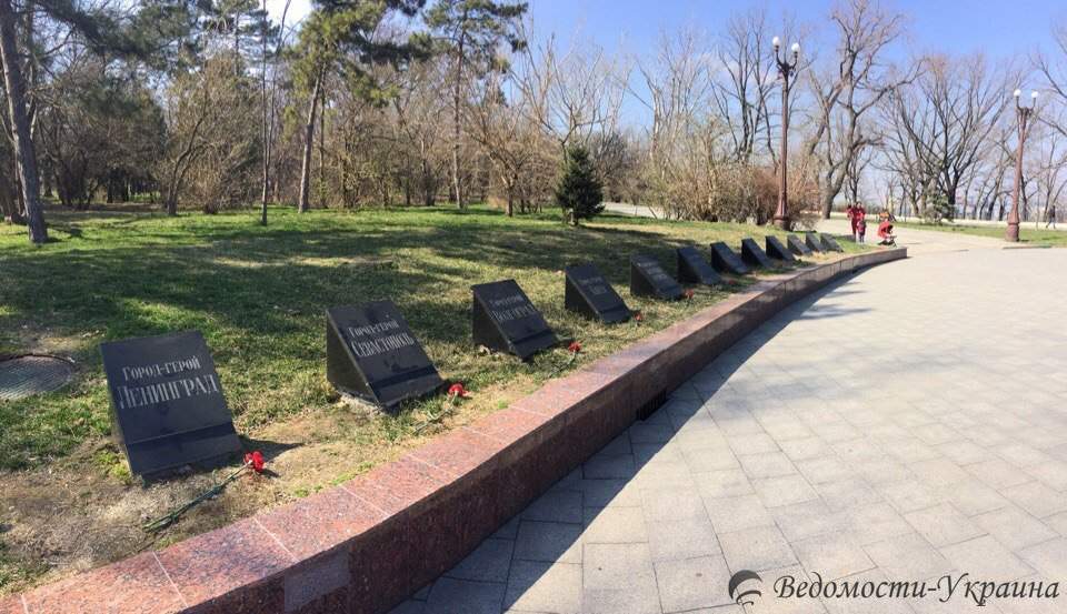 Одесситы возложили цветы на Аллее Славы (фото)