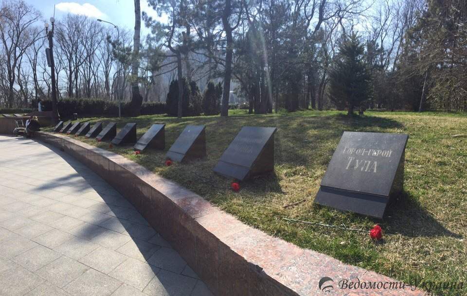 Одесситы возложили цветы на Аллее Славы (фото)