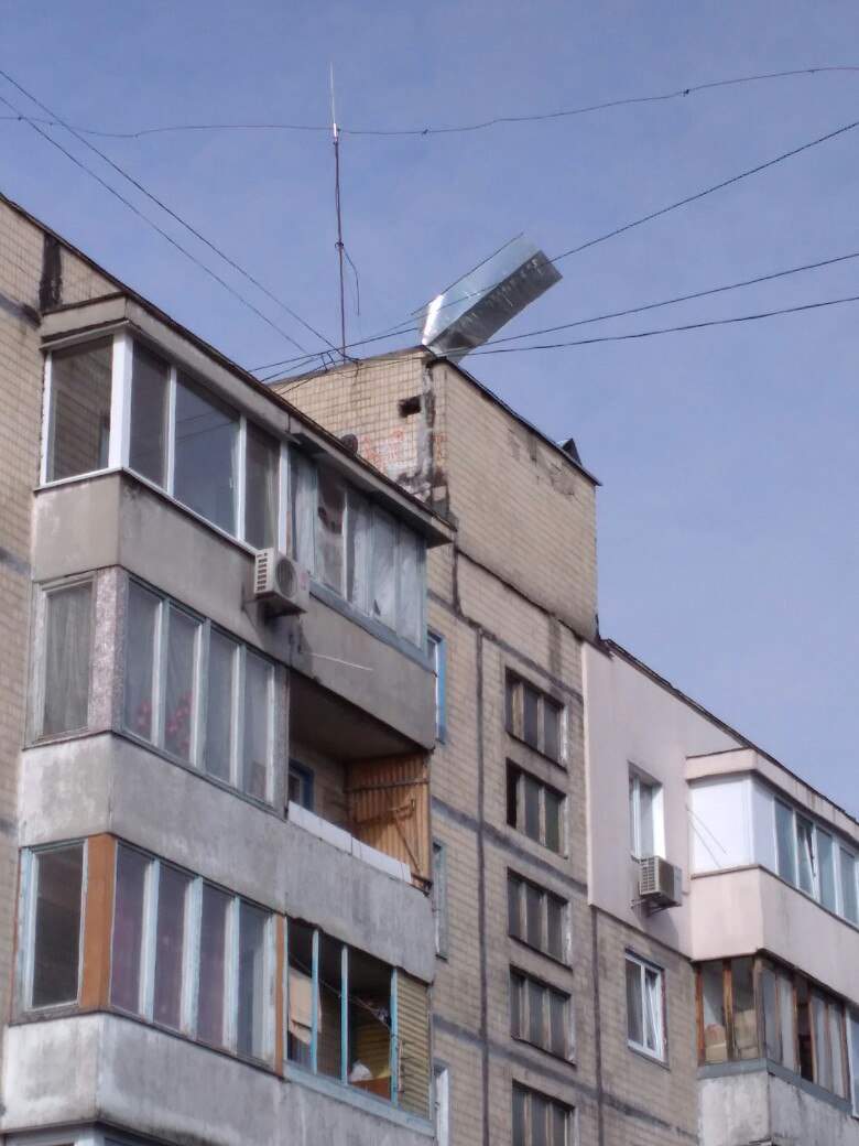 С крыши столичной многоэтажки угрожающе свисает стальной лист (Фото) 