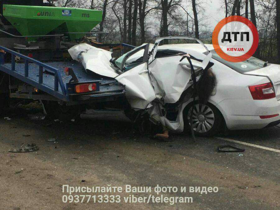 Смертельное ДТП под Киевом: водитель авто въехал в эвакуатор (фото)