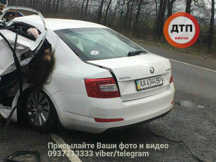 Смертельное ДТП под Киевом: водитель авто въехал в эвакуатор (фото)