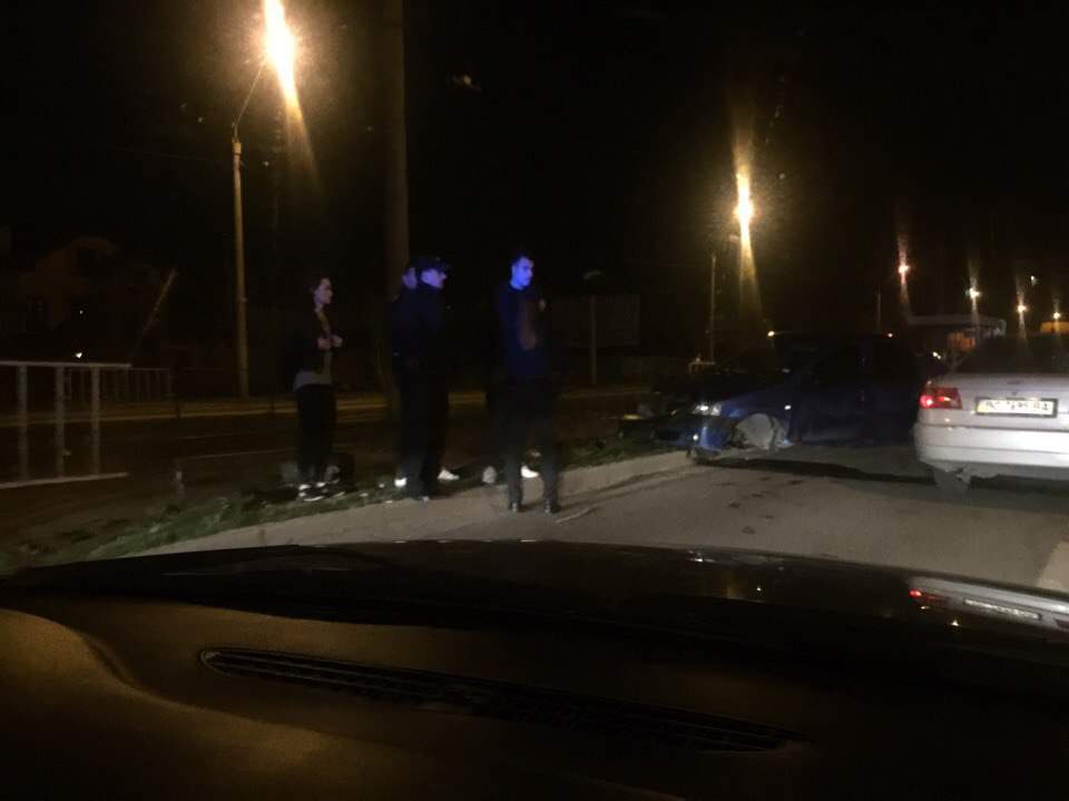 Во Львове во время движения у автомобиля оторвало колесо (фото)