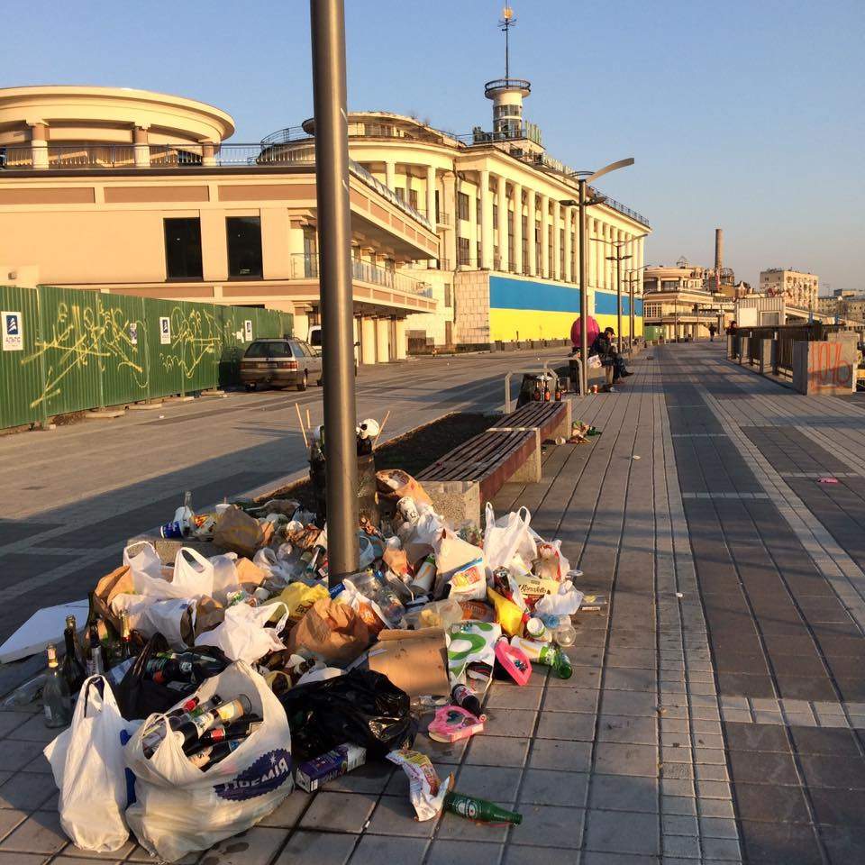 Набережная в историческом центре "Европейского" Киева превратилась в свалку (Фото)