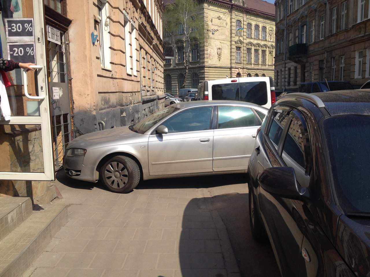 Во Львове очередной "умелец парковки" перекрыл выход из подъезда (Фото) 