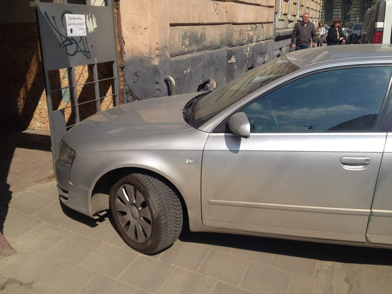 Во Львове очередной "умелец парковки" перекрыл выход из подъезда (Фото) 