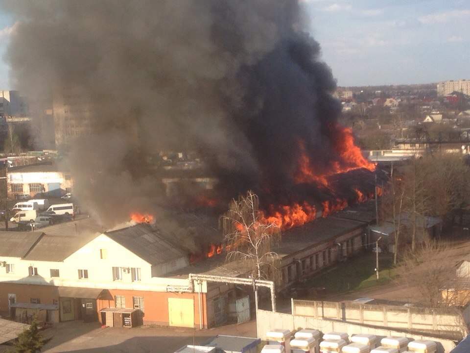 В Чернигове горит огромное здание, огонь быстро распространяется (Фото)