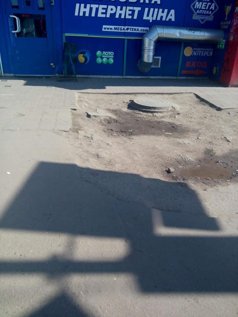 Смертельные тротуары: Харьковчане жалуются на разбитый асфальт в центре города (фото)